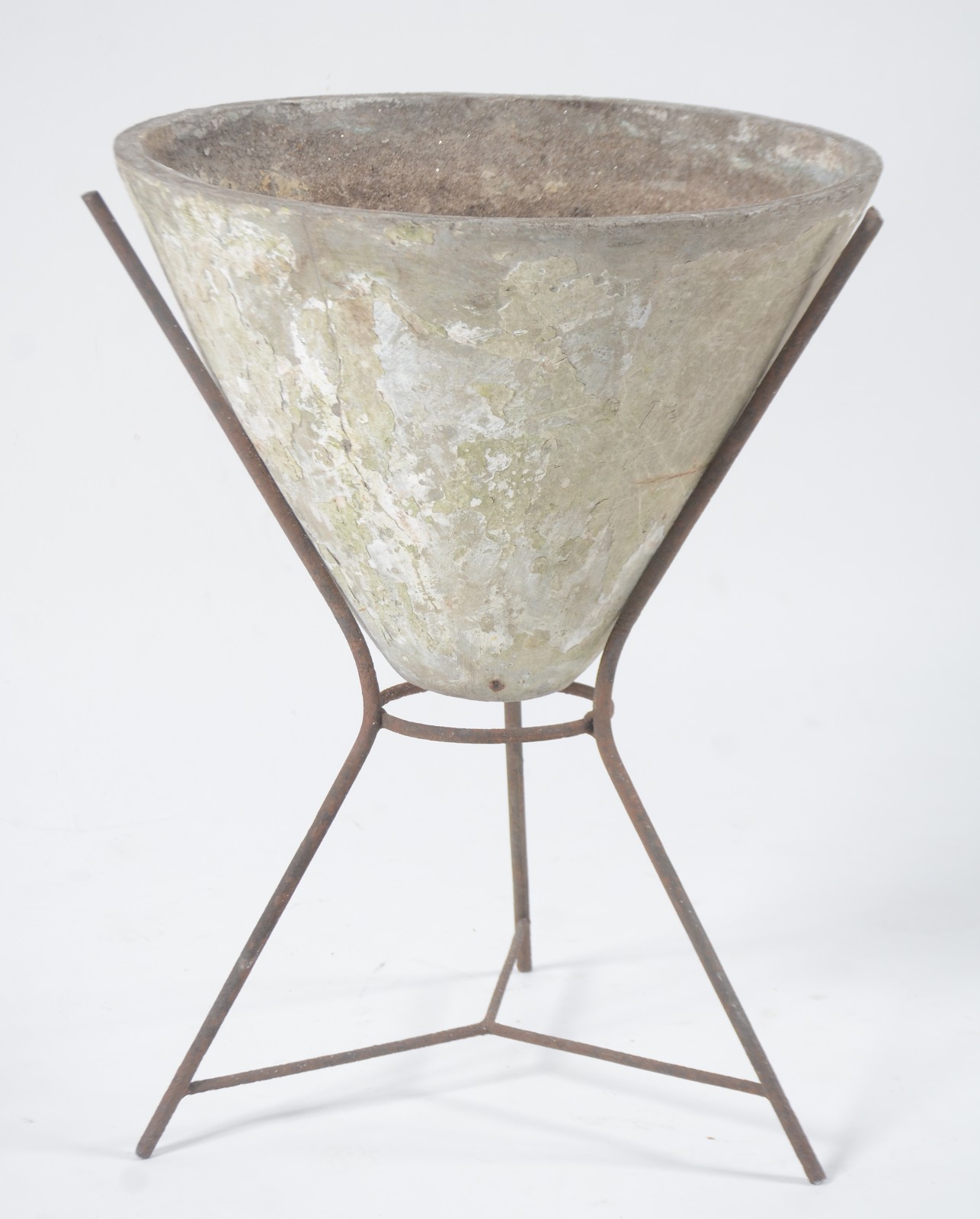 Vaso/Floreira - Eternit. Com rachaduras e base oxidada. - foto 2 de 5