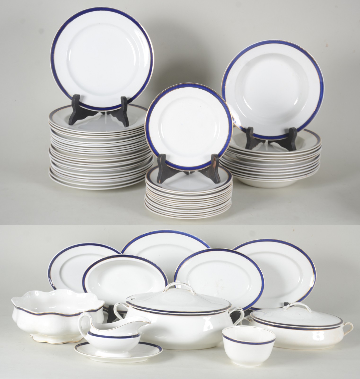 Aparelho de faiança inglesa Wood & Sons, na cor branco com friso azul... - foto 1 de 10