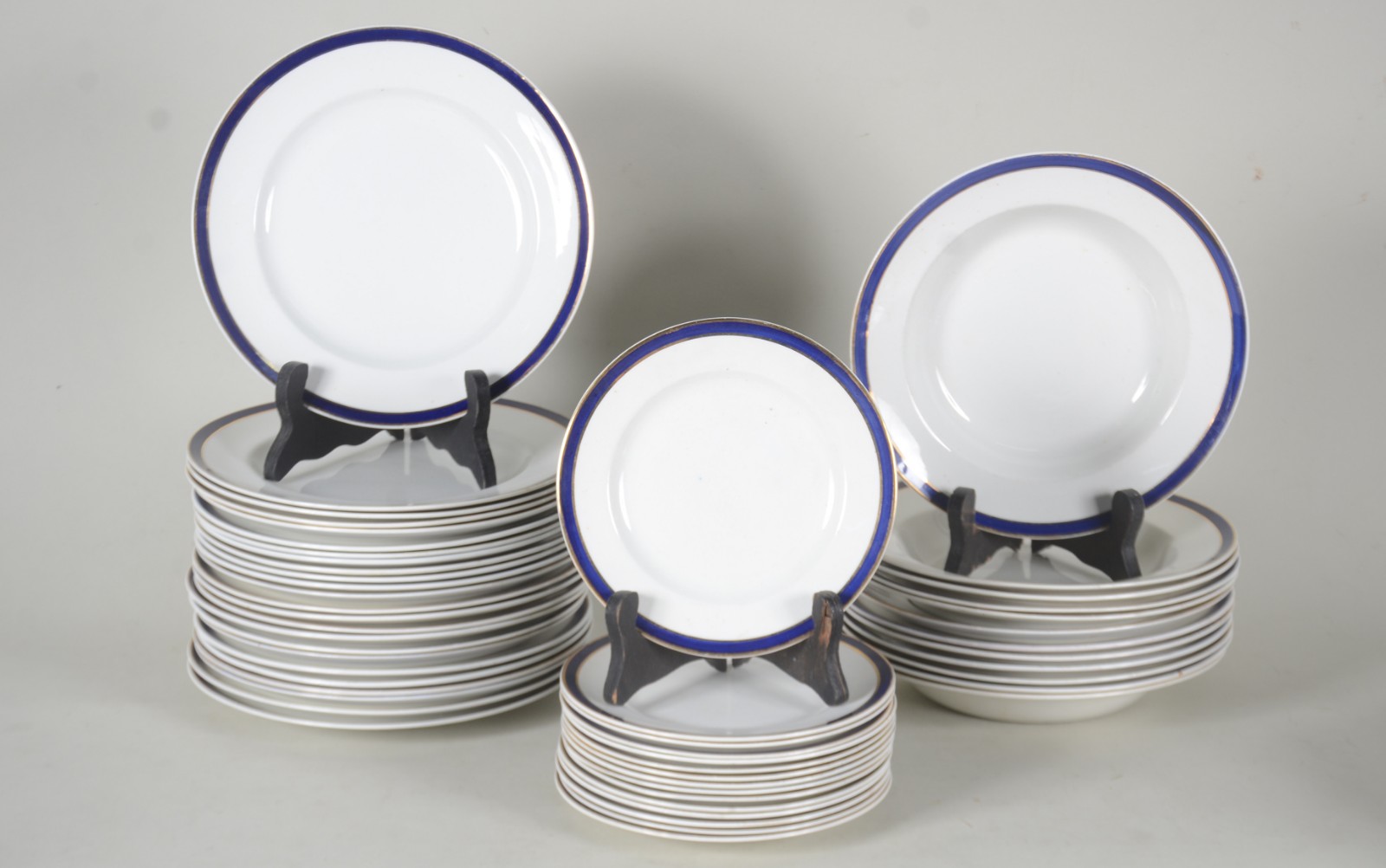 Aparelho de faiança inglesa Wood & Sons, na cor branco com friso azul... - foto 3 de 10