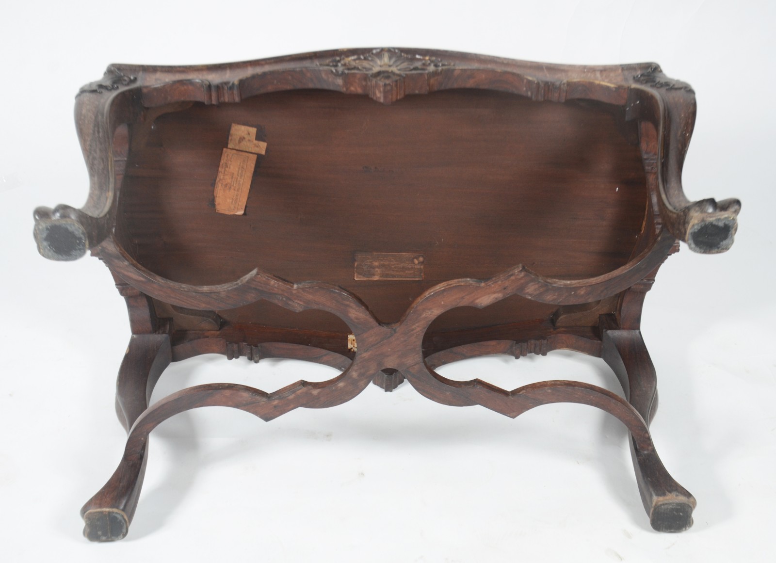 Duas peças de madeira nobre, sendo: Mesa de centro estilo Dom Jose... - foto 7 de 11