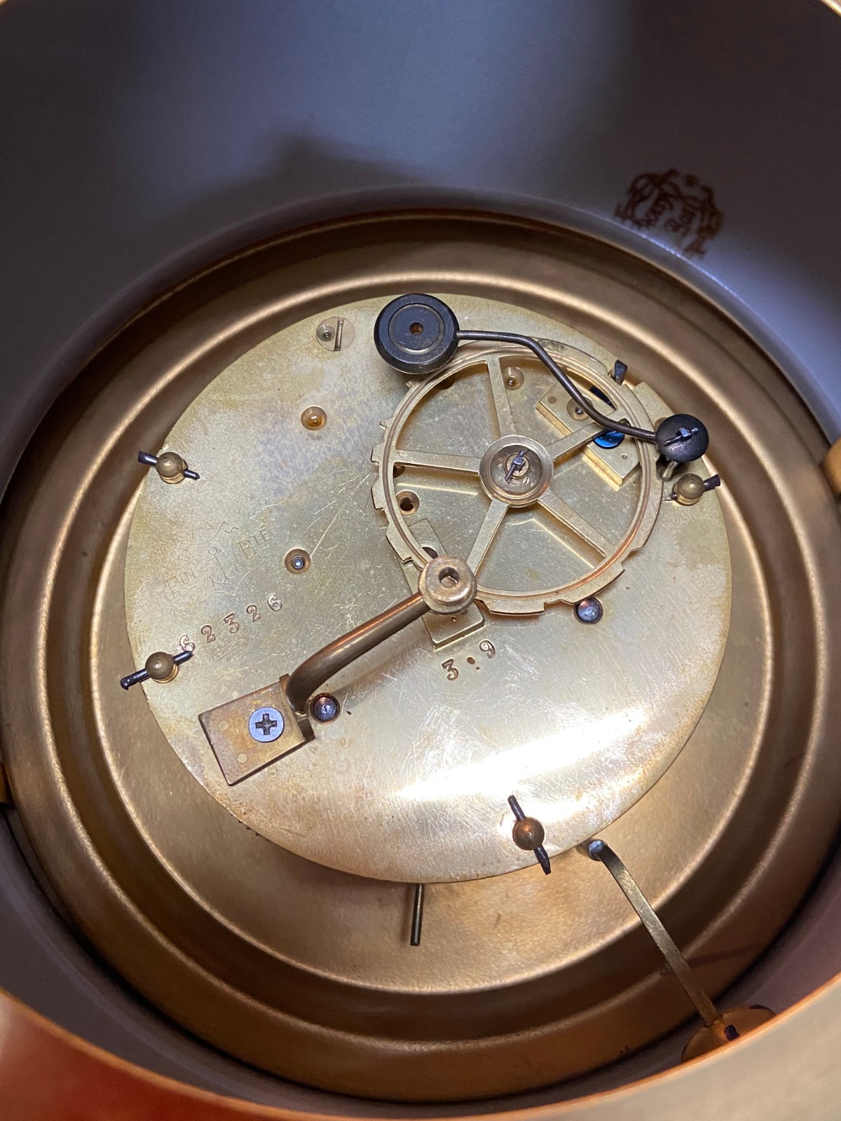 Antigo relógio frances de parede com detalhes de metal dourado e... - foto 8 de 10