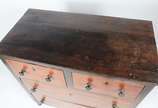 Antiga cômoda de madeira nobre, 2 gavetinhas e ... - Antiga cômoda de madeira nobre, 2 gavetinhas e 2 gavetões. Fechadura de uma das gavetas esta solta na parte interna.