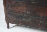 Antiga cômoda de madeira nobre, 2 gavetinhas e ... - Antiga cômoda de madeira nobre, 2 gavetinhas e 2 gavetões. Fechadura de uma das gavetas esta solta na parte interna.
