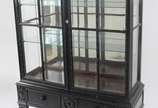 Casa Leandro Martins (1885-1960),  - Móvel cristaleira de madeira nobre, fundo espelhado, 2 prateleiras de vidro, parte inferior com 2 gavetas. Selo do fabricante.