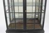 Casa Leandro Martins (1885-1960),  - Móvel cristaleira de madeira nobre, fundo espelhado, 2 prateleiras de vidro, parte inferior com 2 gavetas. Selo do fabricante.
