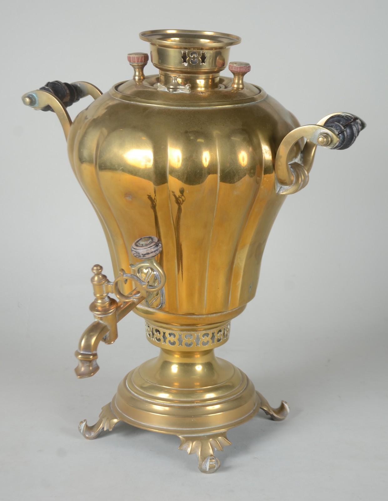 Samovar russo de metal dourado. Apresenta selos russos comemorativos... - foto 1 de 9