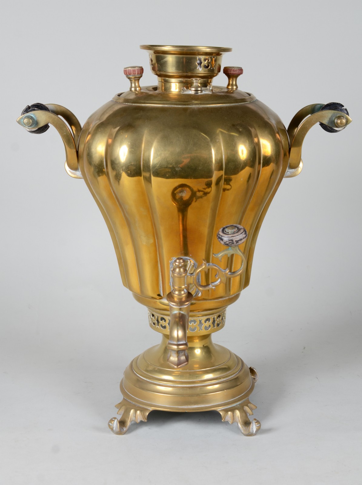 Samovar russo de metal dourado. Apresenta selos russos comemorativos... - foto 4 de 9