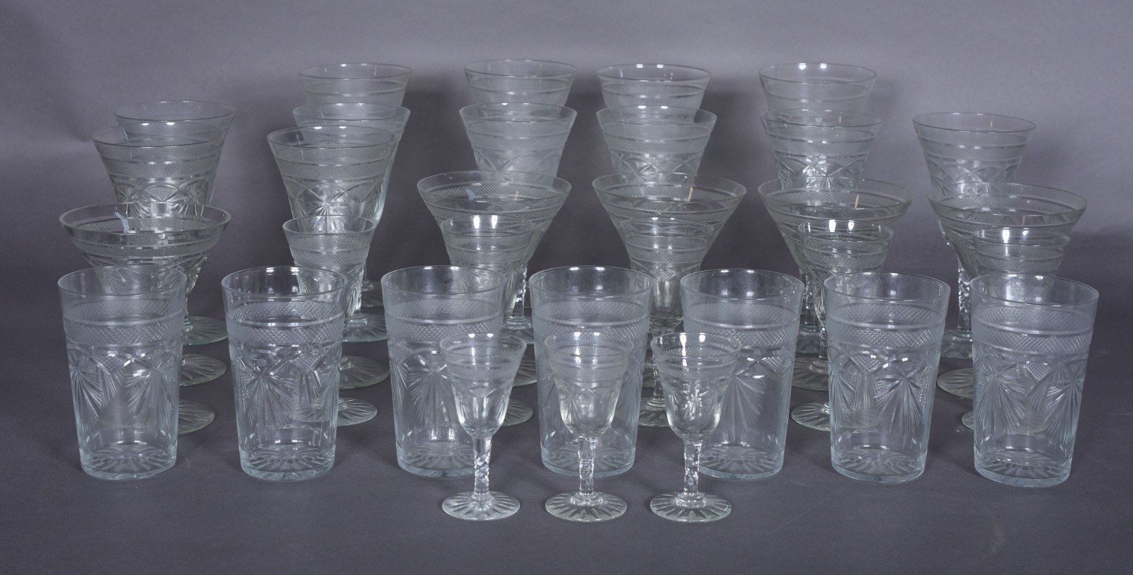 Serviço de cristal lapidado, composto de: 5 taças para champagne (4... - foto 1 de 6
