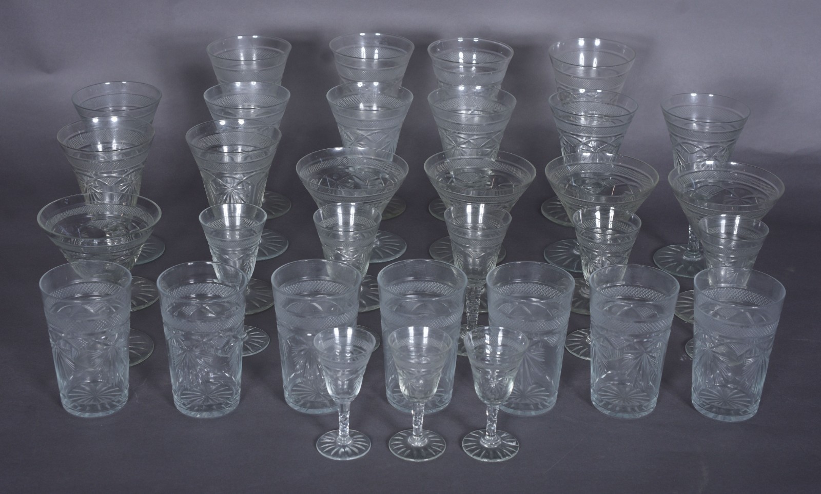 Serviço de cristal lapidado, composto de: 5 taças para champagne (4... - foto 2 de 6