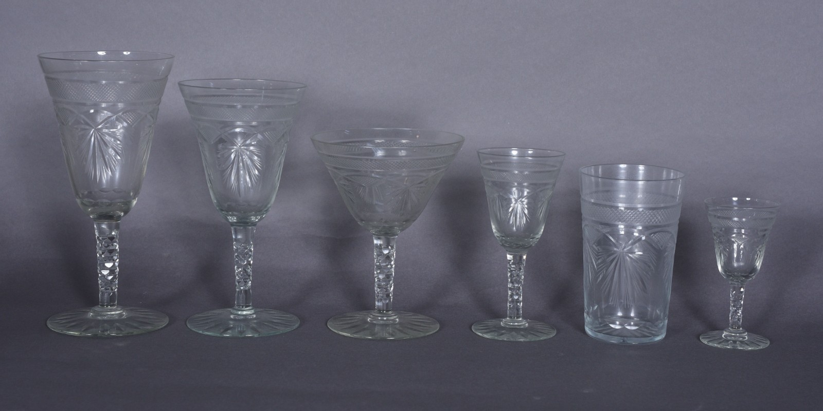 Serviço de cristal lapidado, composto de: 5 taças para champagne (4... - foto 3 de 6