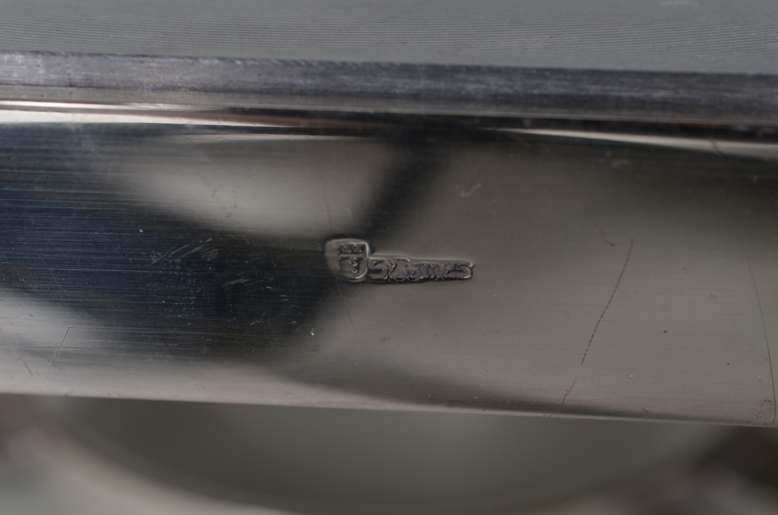 Três rechauds de metal prateado com fogareiro, sendo: 2 Saint James e... - foto 5 de 9