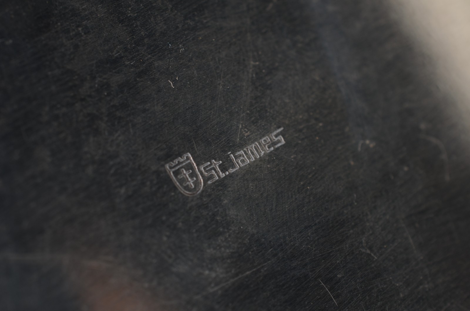 Três rechauds de metal prateado com fogareiro, sendo: 2 Saint James e... - foto 8 de 9