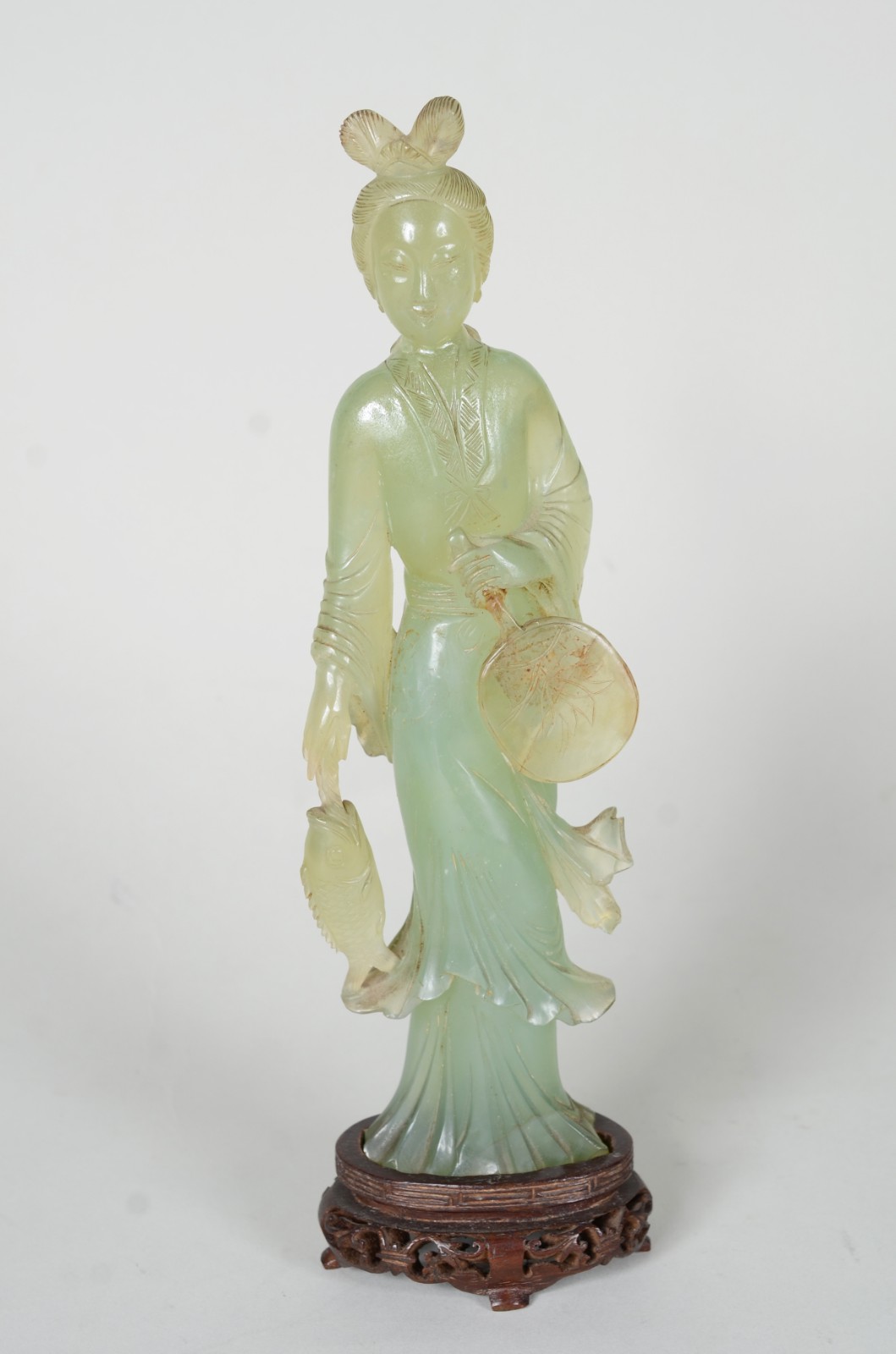 Escultura oriental representando gueixa de pedra na cor verde jade... - foto 2 de 9