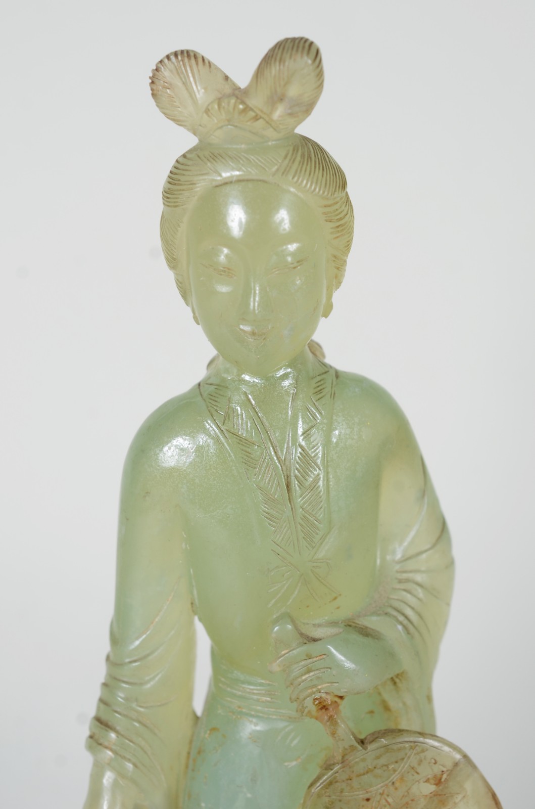 Escultura oriental representando gueixa de pedra na cor verde jade... - foto 3 de 9