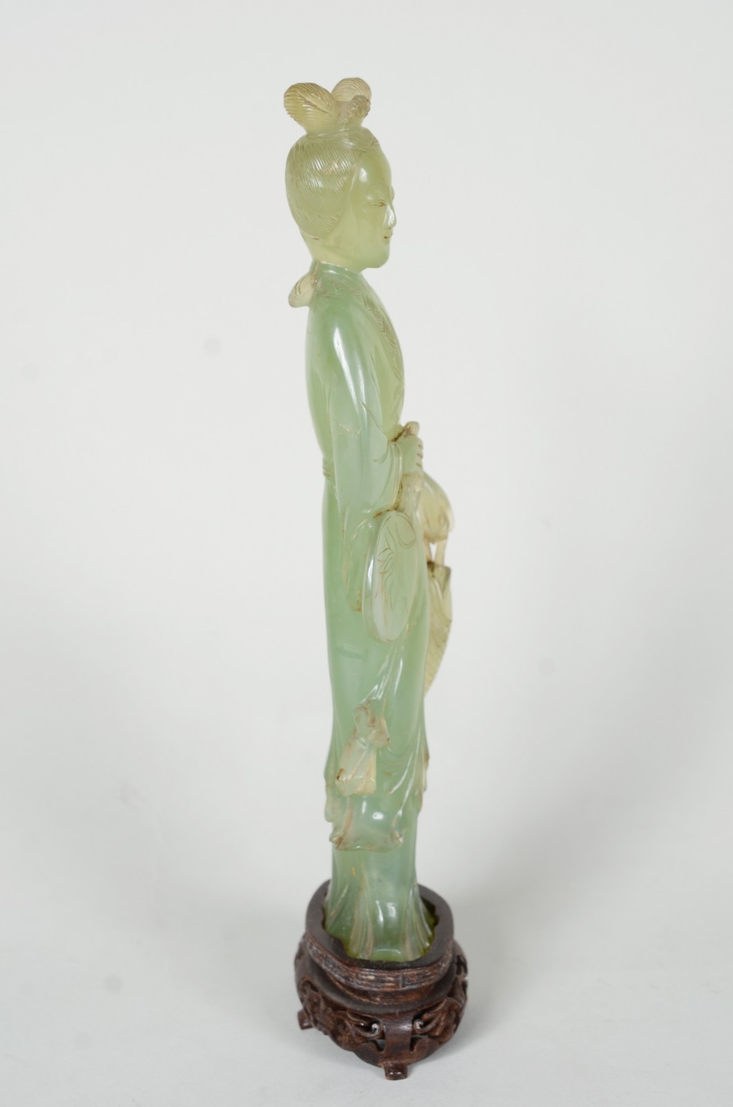 Escultura oriental representando gueixa de pedra na cor verde jade... - foto 2 de 7