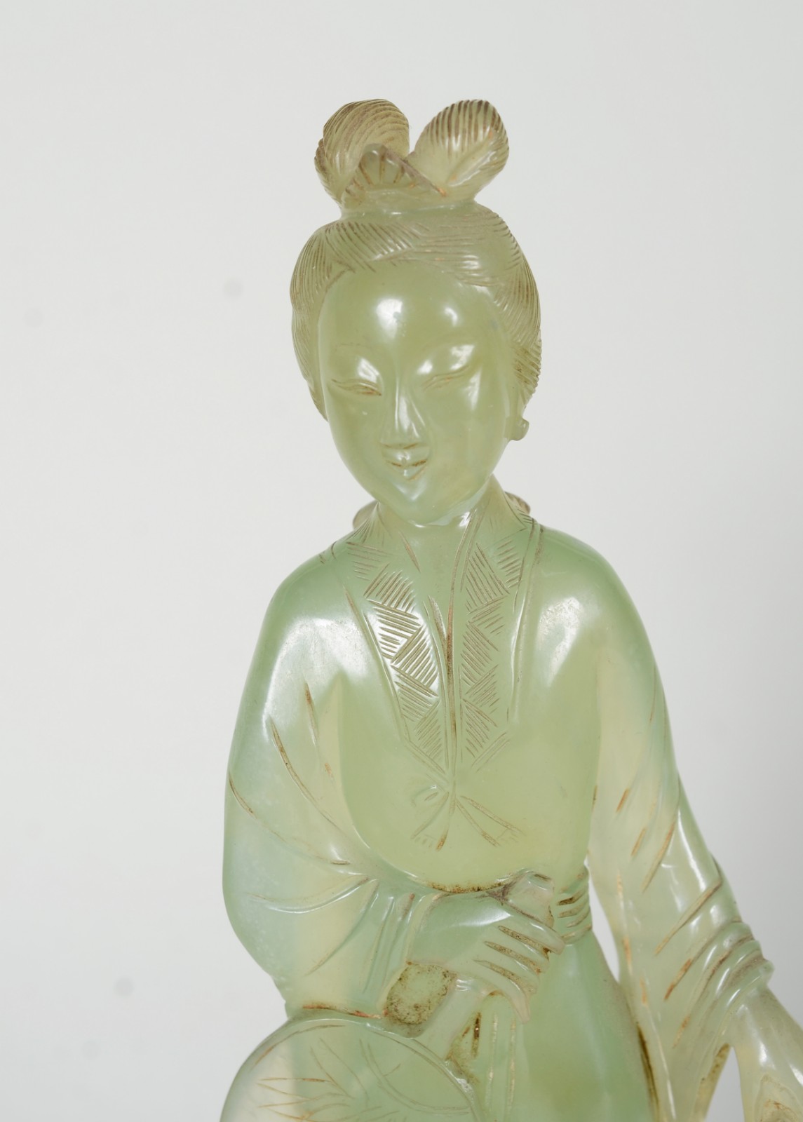 Escultura oriental representando gueixa de pedra na cor verde jade... - foto 3 de 7
