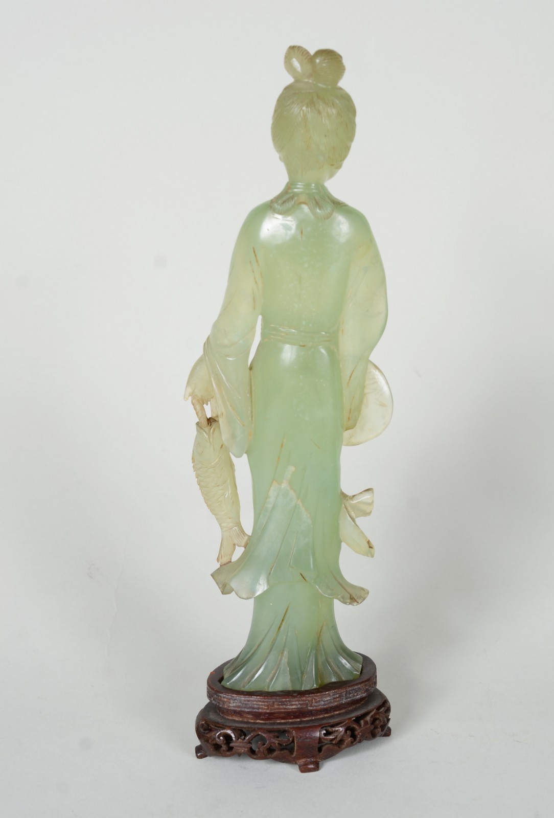 Escultura oriental representando gueixa de pedra na cor verde jade... - foto 4 de 7