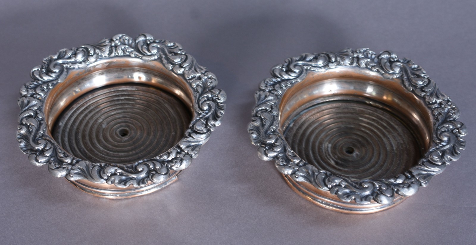 Três peças de metal, sendo: fruteira com base na forma de "pucci"... - foto 8 de 11