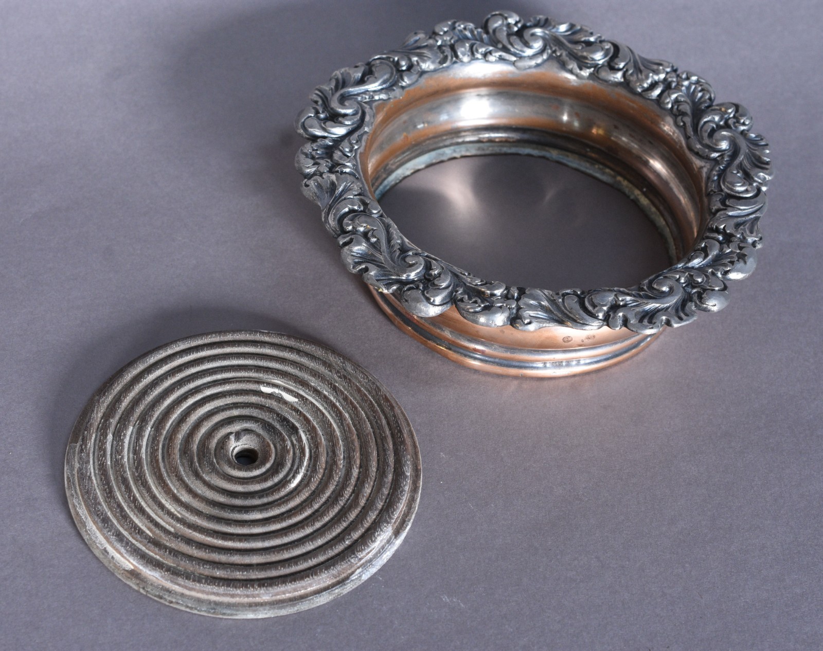 Três peças de metal, sendo: fruteira com base na forma de "pucci"... - foto 10 de 11