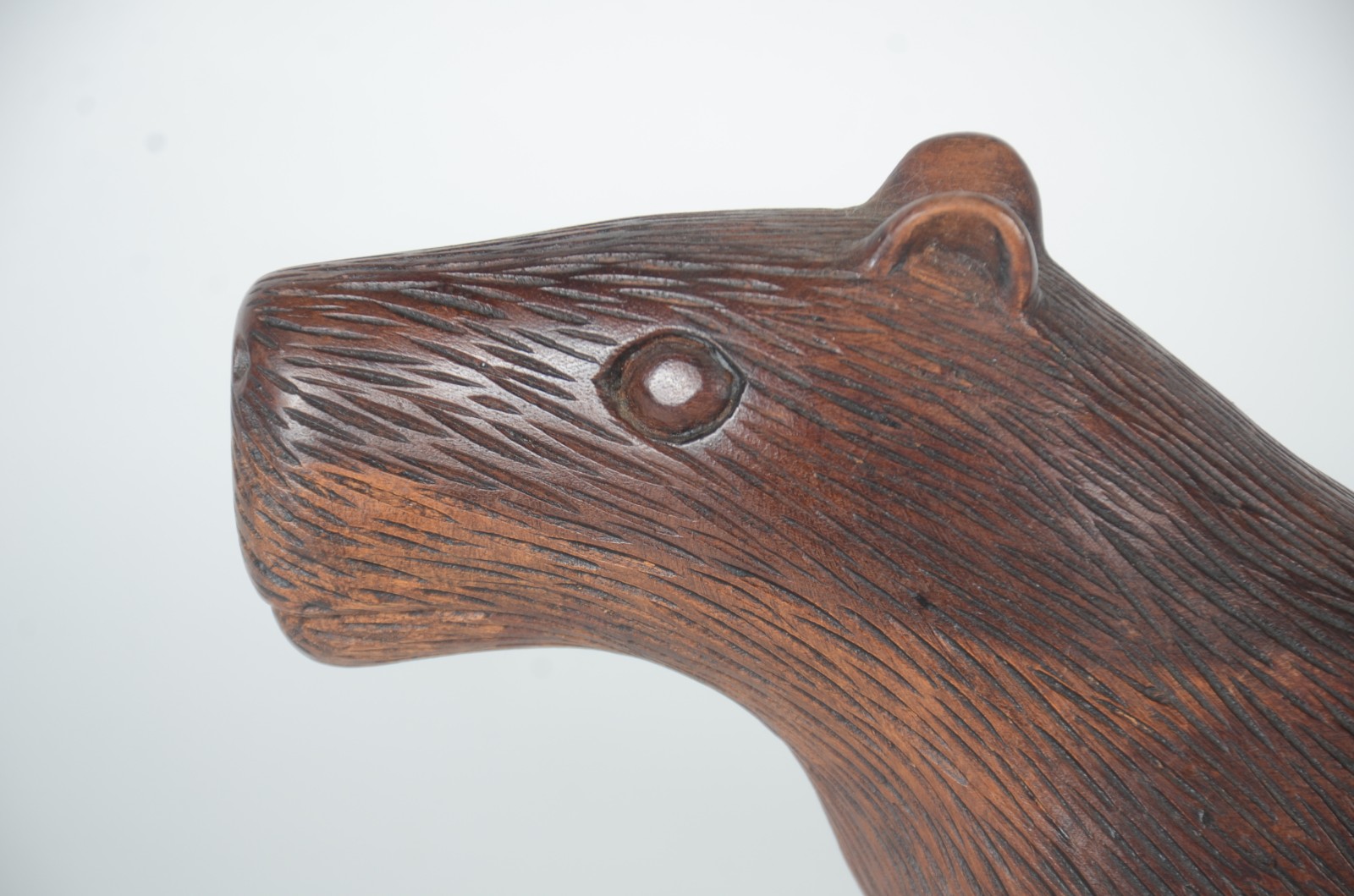 Escultura de madeira maciça representando capivara. - foto 4 de 6