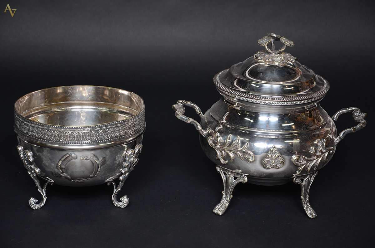 Duas peças de metal prateado, sendo sopeira (altura 30 cm) e bowl...