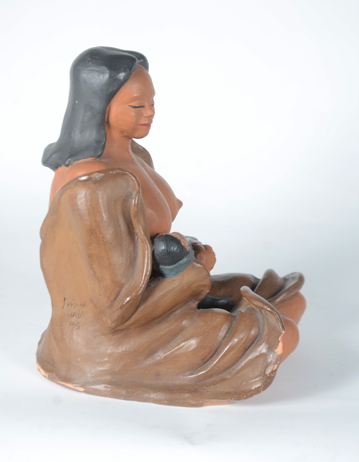 Escultura de barro cozido representando Mãe amamentando o filho... - foto 6 de 11