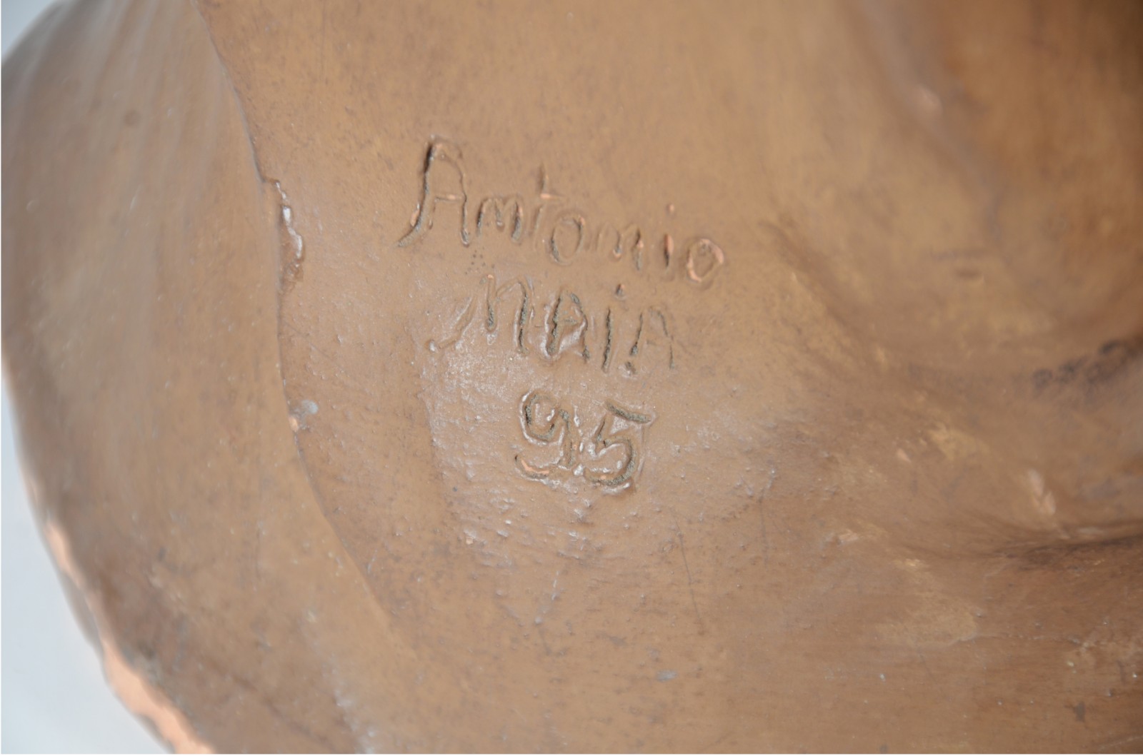 Escultura de barro cozido representando Mãe amamentando o filho... - foto 7 de 11