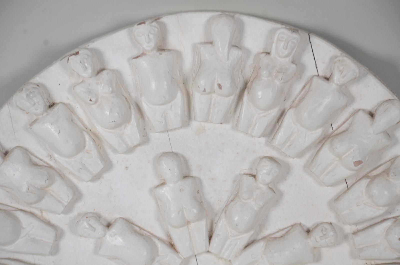 Escultura em madeira patinada de branco, com corpos femininos... - foto 2 de 10