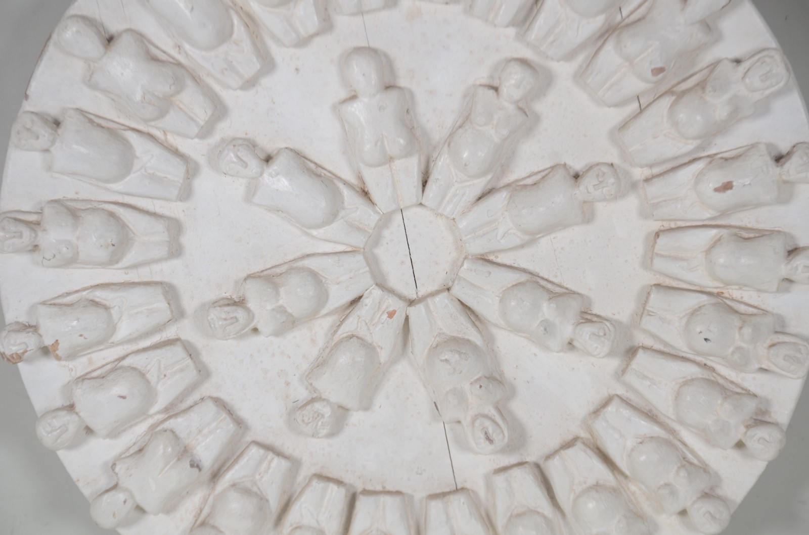 Escultura em madeira patinada de branco, com corpos femininos... - foto 3 de 10