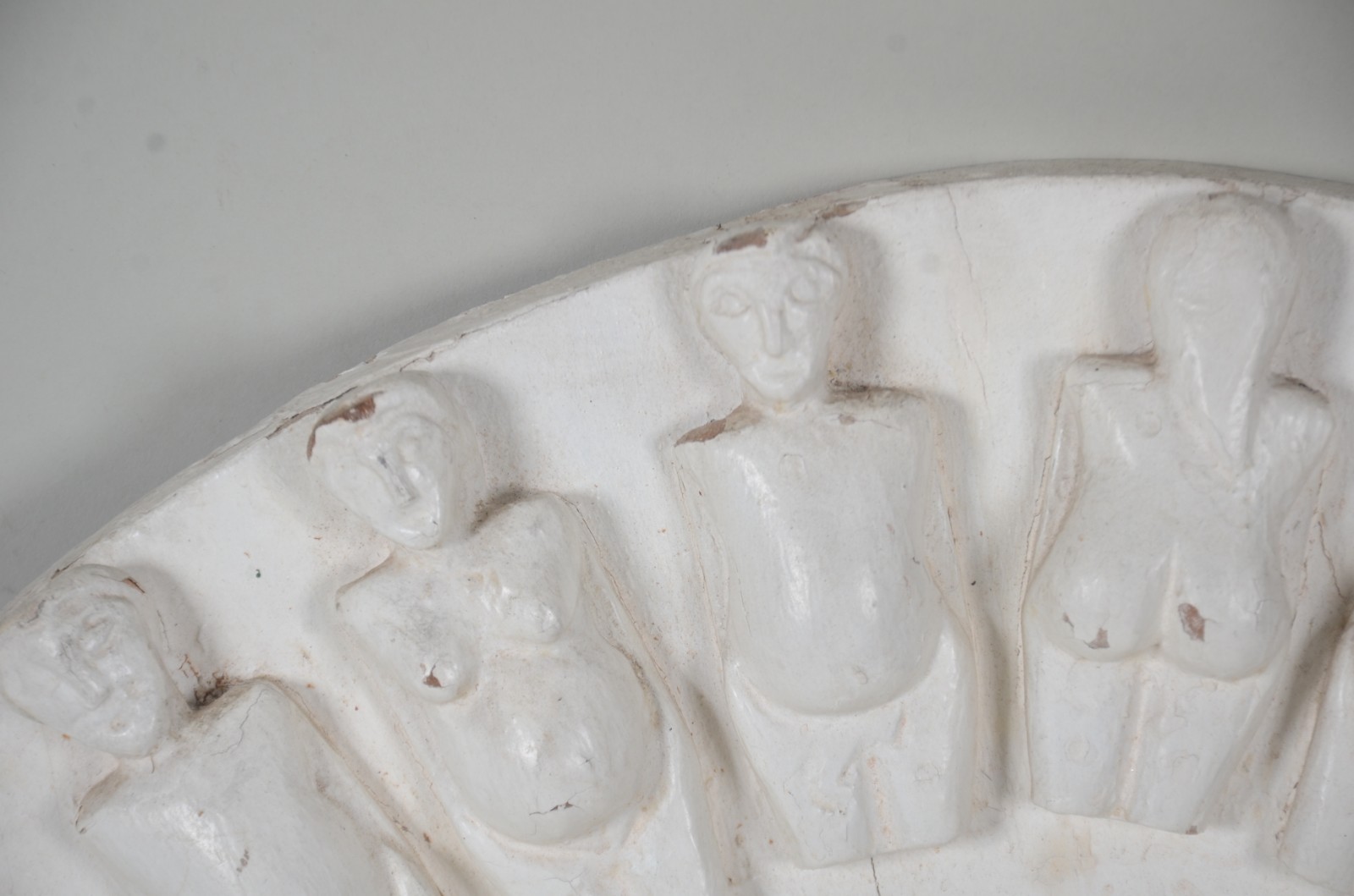 Escultura em madeira patinada de branco, com corpos femininos... - foto 4 de 10