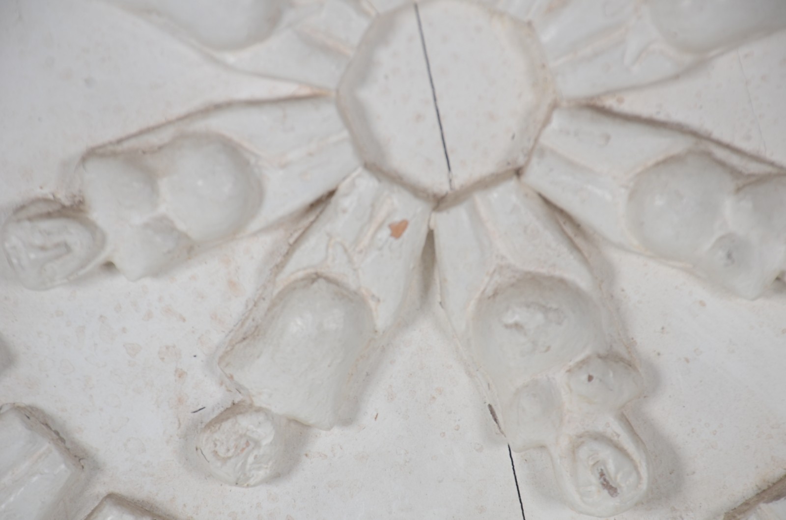 Escultura em madeira patinada de branco, com corpos femininos... - foto 5 de 10