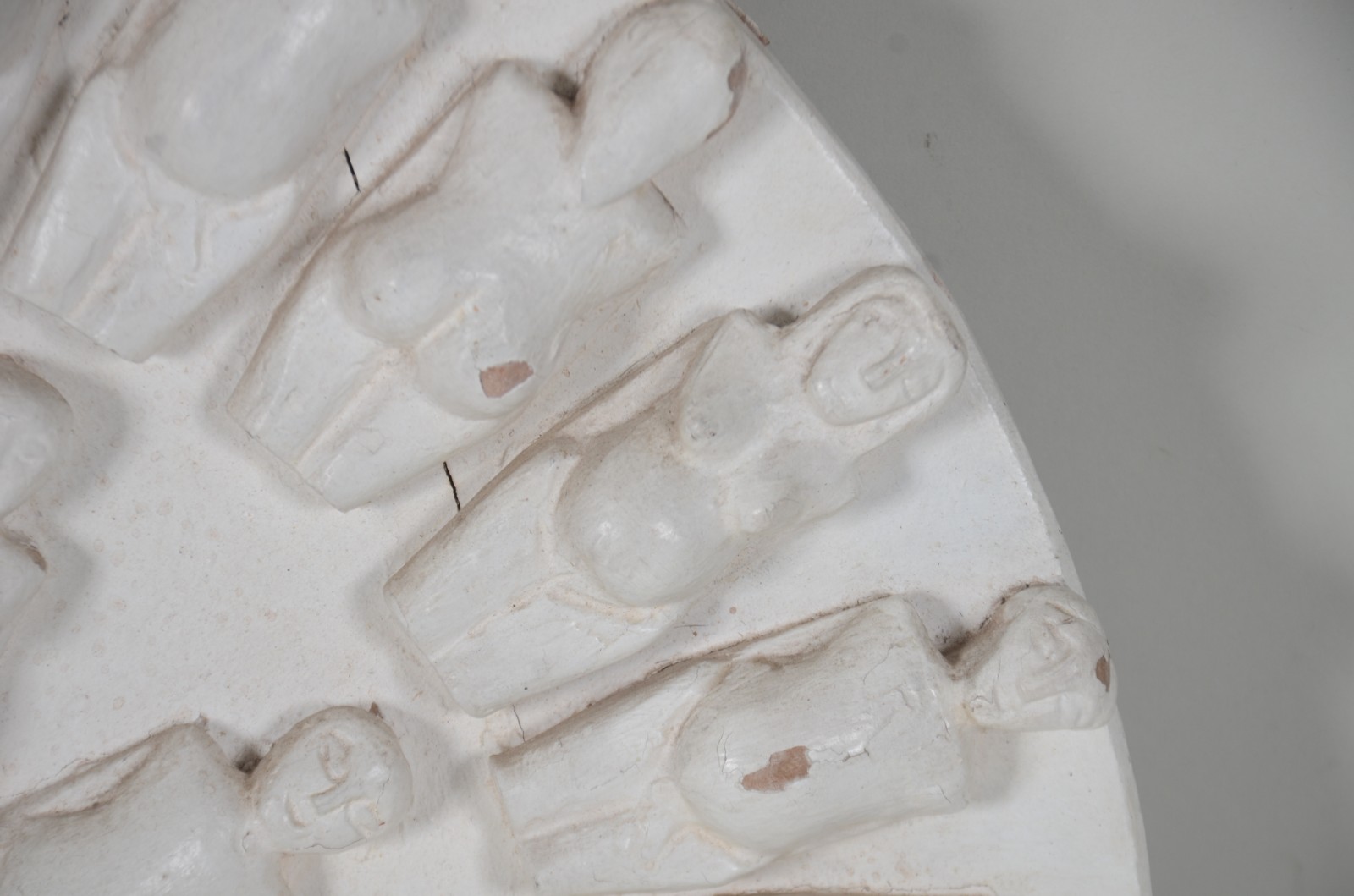 Escultura em madeira patinada de branco, com corpos femininos... - foto 6 de 10