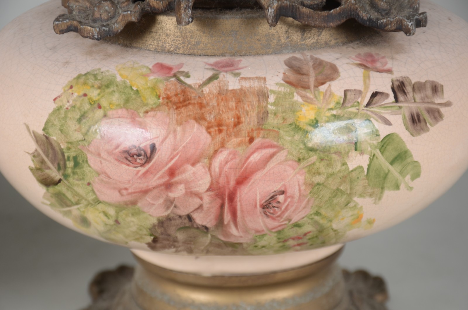 Dois abatjoures de cerâmica, decoração floral em policromia com... - foto 2 de 9