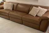 Natuzzi (1969),  - Sofá de couro na cor caramelo, em 3 módulos com movimentos elétricos com ativação touch.  Medida de cada módulo com braço 97 x 97 x 100 cm, módulo cen