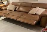 Natuzzi (1969),  - Sofá de couro na cor caramelo, em 3 módulos com movimentos elétricos com ativação touch.  Medida de cada módulo com braço 97 x 97 x 100 cm, módulo cen