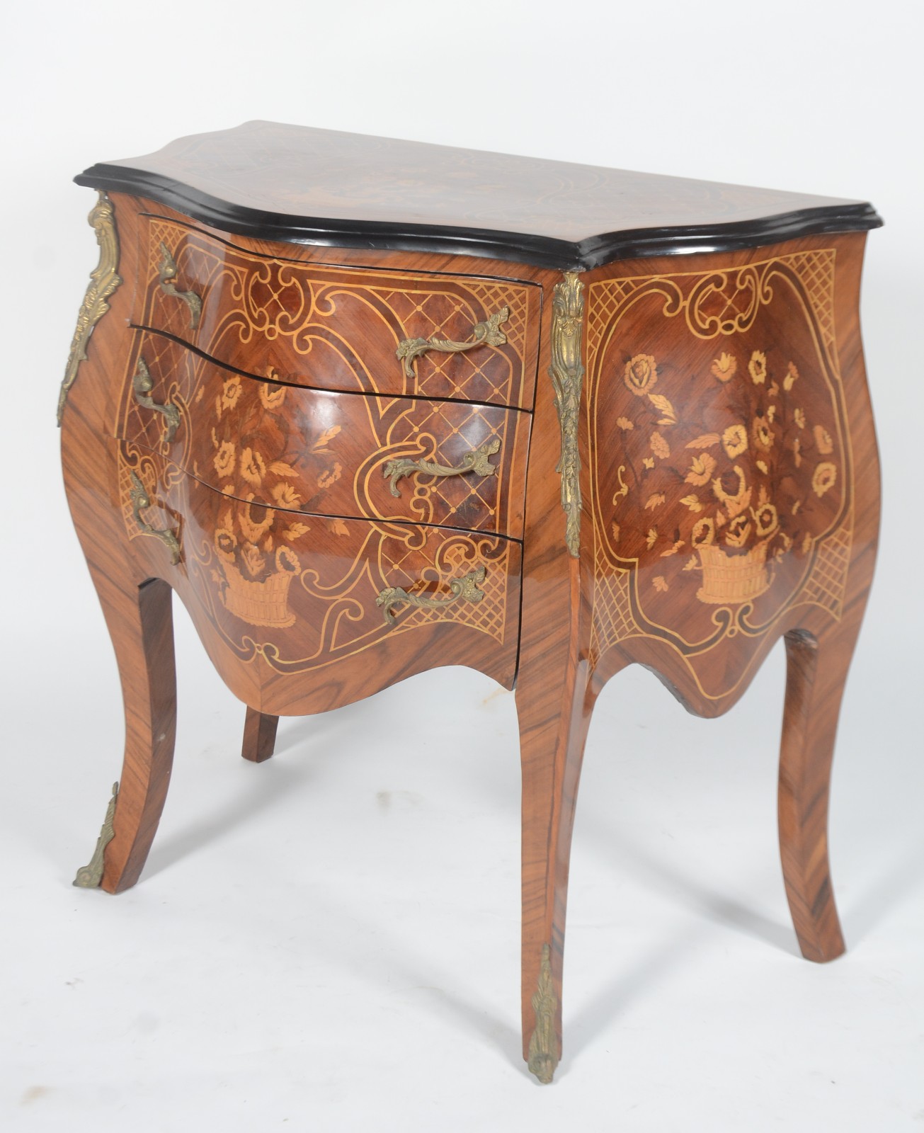 Cômoda estilo francês de madeira com marqueterie, tres gavetas com... - foto 1 de 8