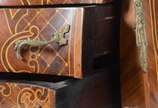 Cômoda estilo francês de madeira com marqueteri... - Cômoda estilo francês de madeira com marqueterie, tres gavetas com puxadores de metal, tampo de mármore, feitio bombé.