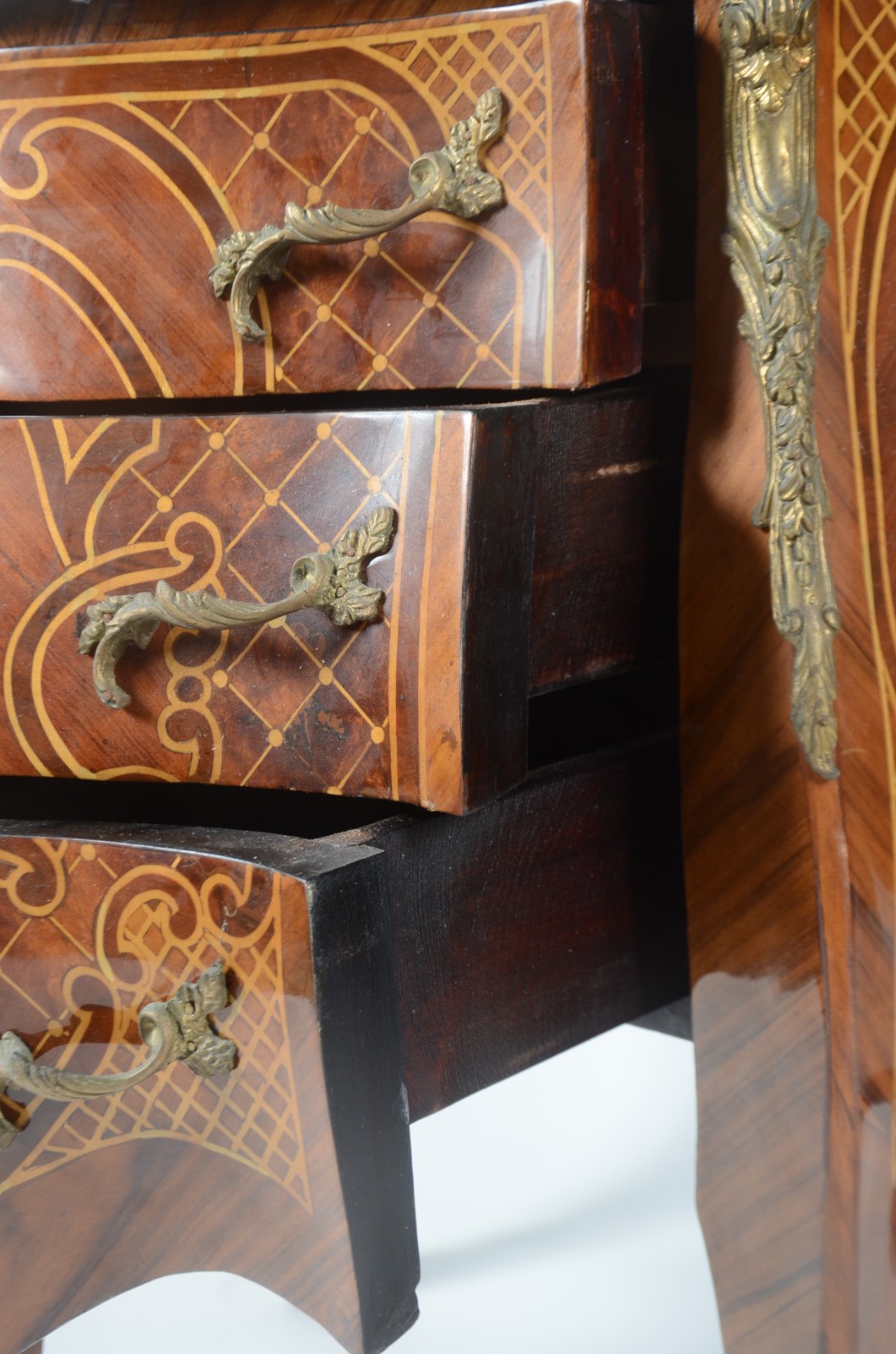 Cômoda estilo francês de madeira com marqueterie, tres gavetas com... - foto 2 de 8