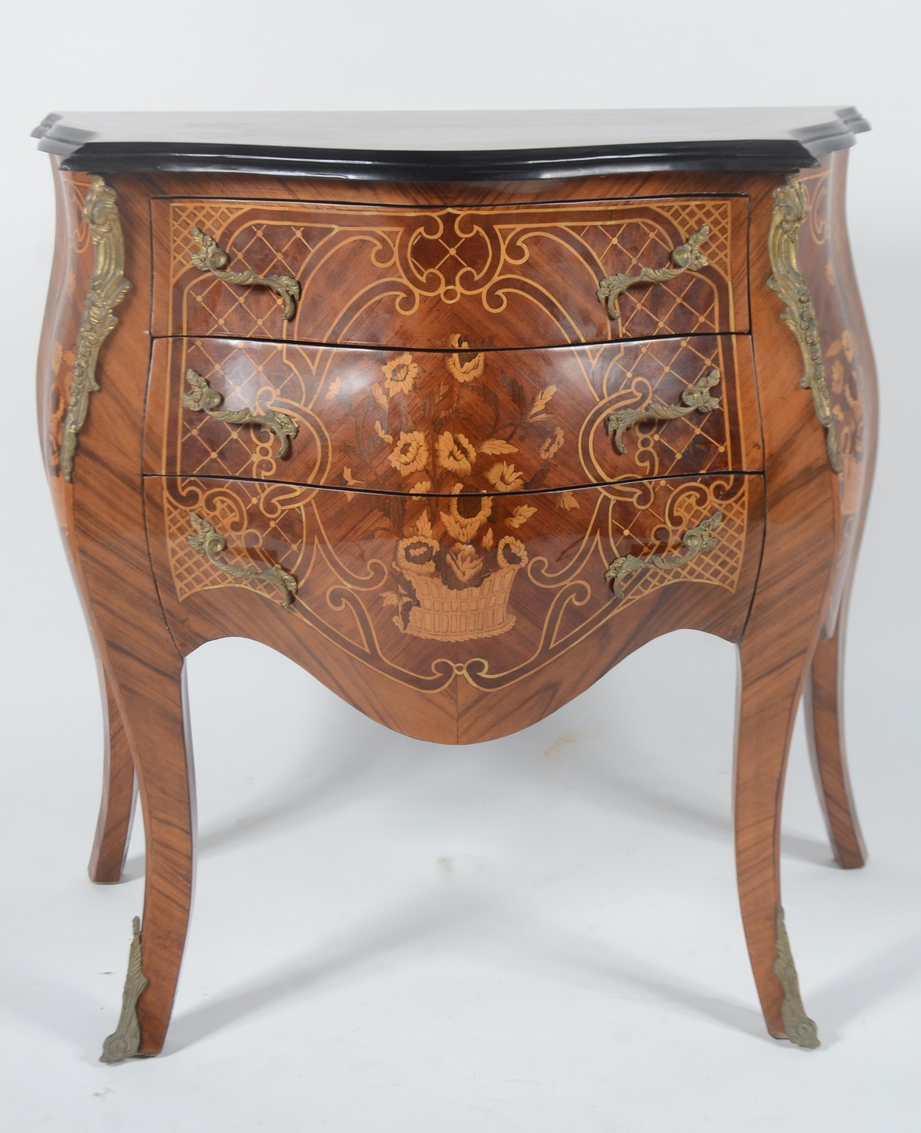 Cômoda estilo francês de madeira com marqueterie, tres gavetas com... - foto 3 de 8