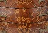 Cômoda estilo francês de madeira com marqueteri... - Cômoda estilo francês de madeira com marqueterie, tres gavetas com puxadores de metal, tampo de mármore, feitio bombé.