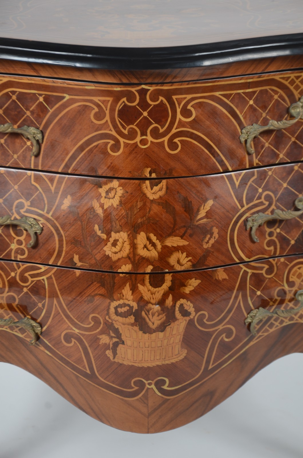 Cômoda estilo francês de madeira com marqueterie, tres gavetas com... - foto 4 de 8