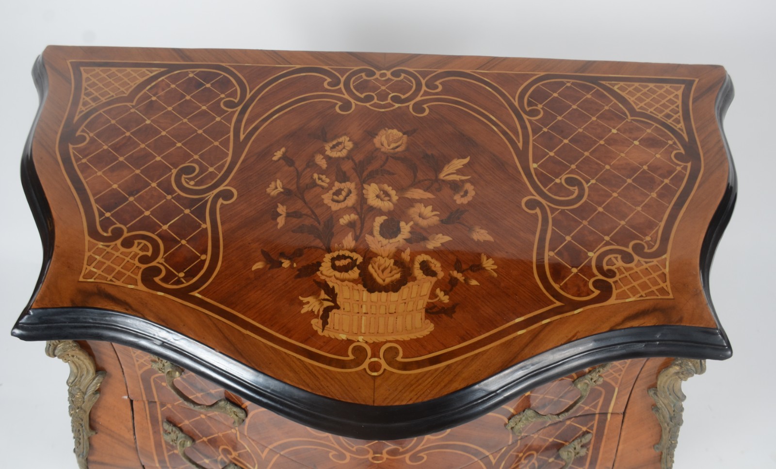 Cômoda estilo francês de madeira com marqueterie, tres gavetas com... - foto 6 de 8