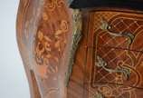 Cômoda estilo francês de madeira com marqueteri... - Cômoda estilo francês de madeira com marqueterie, tres gavetas com puxadores de metal, tampo de mármore, feitio bombé.