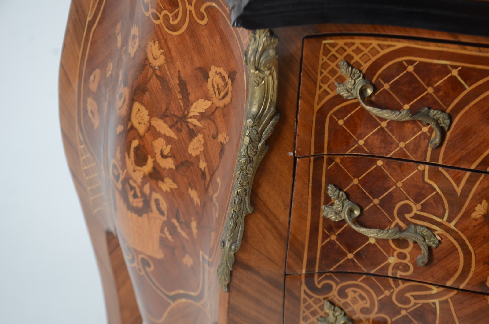 Cômoda estilo francês de madeira com marqueterie, tres gavetas com... - foto 8 de 8