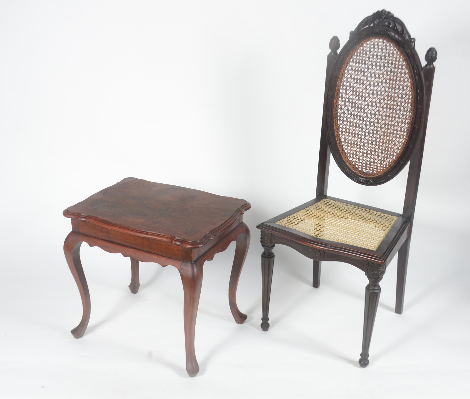 Dois móveis, sendo: mesa de madeira nobre estilo Chippendale e... - foto 1 de 11