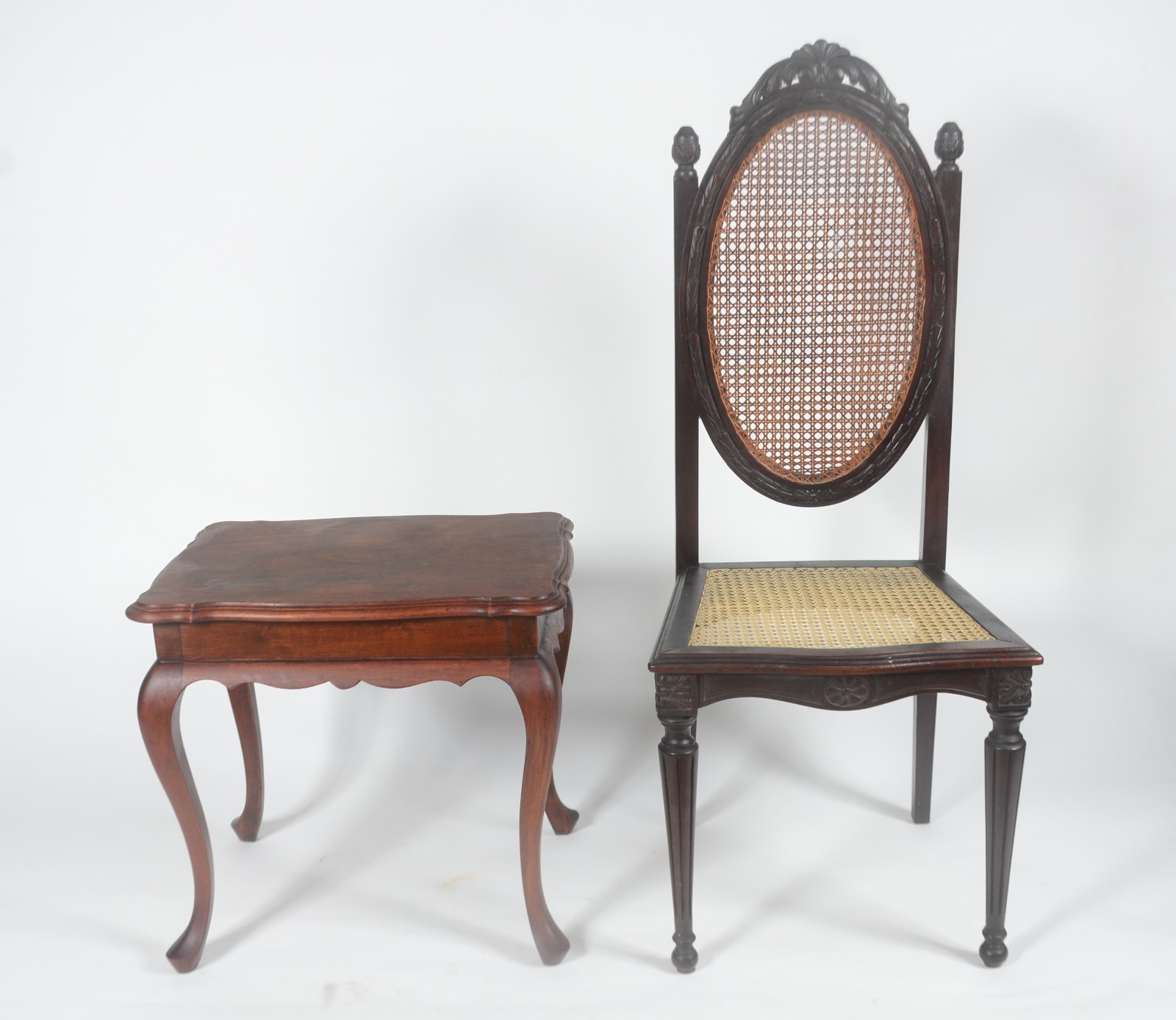 Dois móveis, sendo: mesa de madeira nobre estilo Chippendale e... - foto 2 de 11