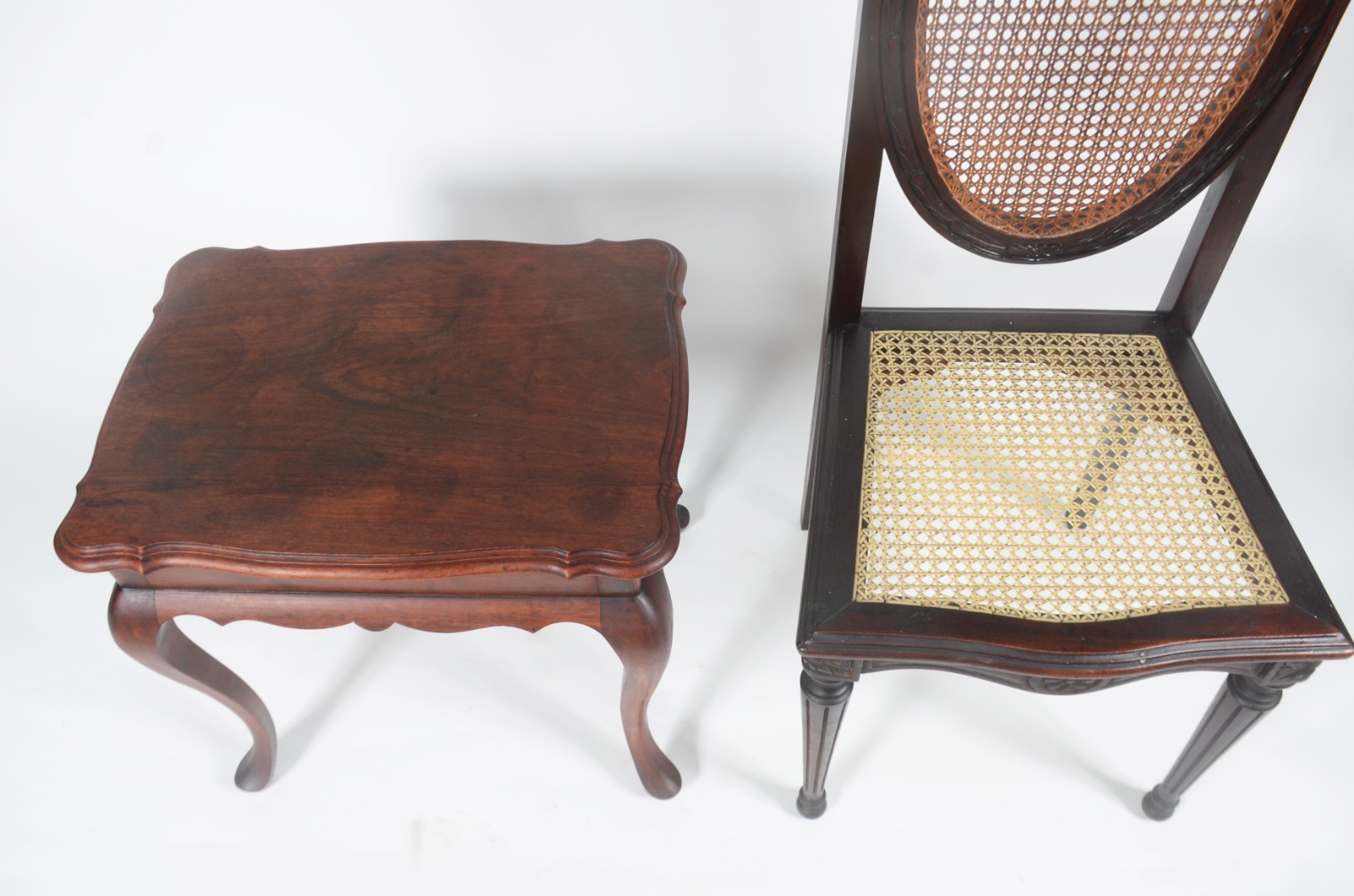 Dois móveis, sendo: mesa de madeira nobre estilo Chippendale e... - foto 3 de 11