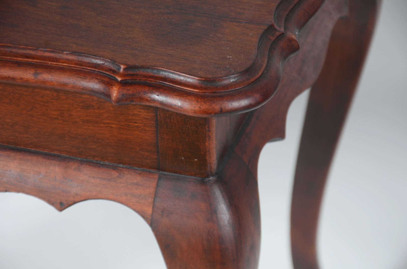 Dois móveis, sendo: mesa de madeira nobre estilo Chippendale e... - foto 4 de 11