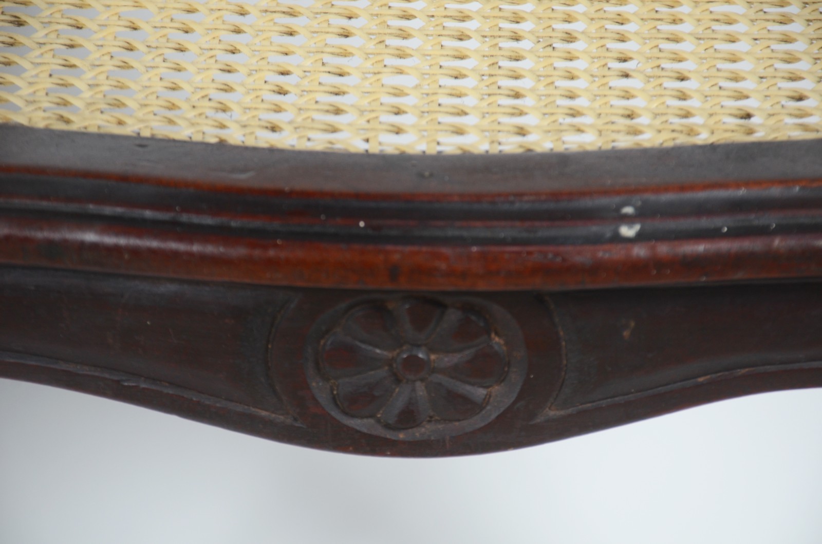 Dois móveis, sendo: mesa de madeira nobre estilo Chippendale e... - foto 6 de 11