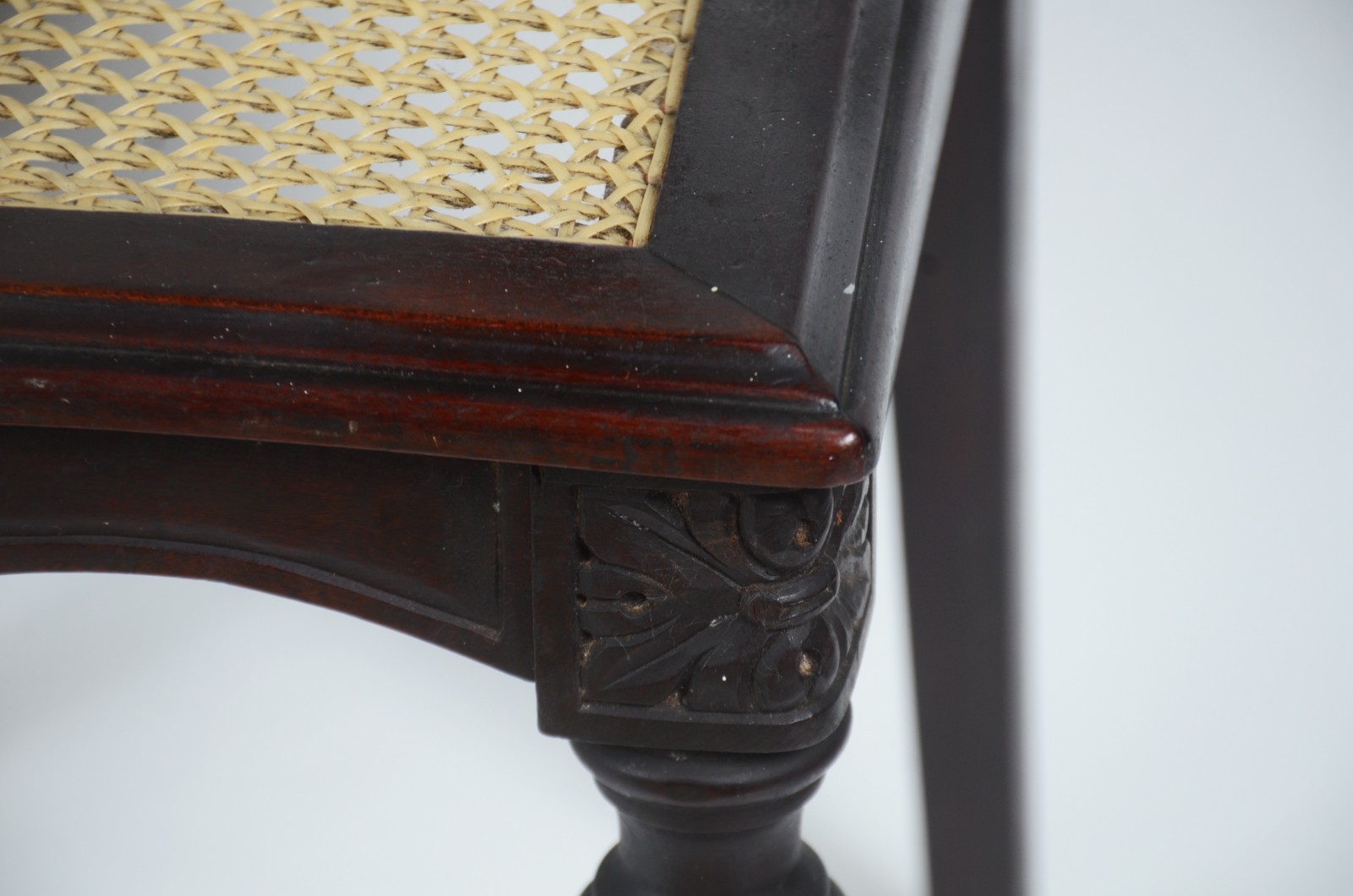 Dois móveis, sendo: mesa de madeira nobre estilo Chippendale e... - foto 7 de 11